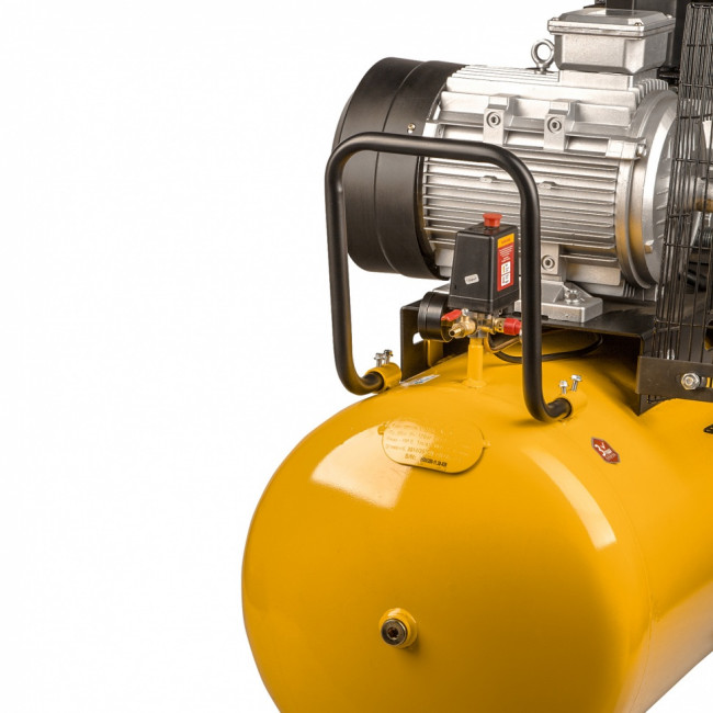 Компрессор DR5500/200, масляный ременный, 10 бар, производительность 850 л/м, мощность 5.5 кВт Denzel Компрессор DR5500/200, масляный ременный, 10 бар, производительность 850 л/м, мощность 5.5 кВт Denzel