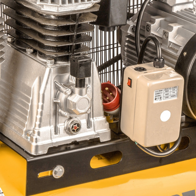 Компрессор DR5500/200, масляный ременный, 10 бар, производительность 850 л/м, мощность 5.5 кВт Denzel Компрессор DR5500/200, масляный ременный, 10 бар, производительность 850 л/м, мощность 5.5 кВт Denzel