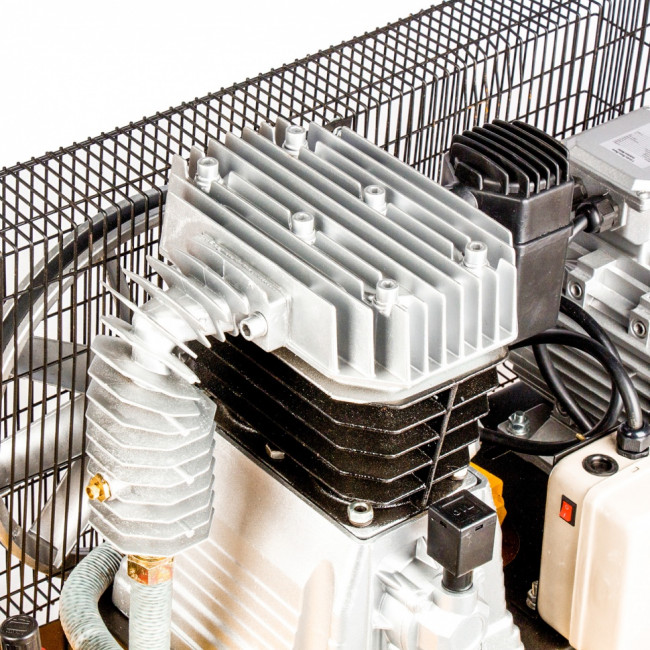 Компрессор DR5500/300, масляный ременный, 10 бар, производительность 850 л/м, мощность 5.5 кВт Denzel Компрессор DR5500/300, масляный ременный, 10 бар, производительность 850 л/м, мощность 5.5 кВт Denzel