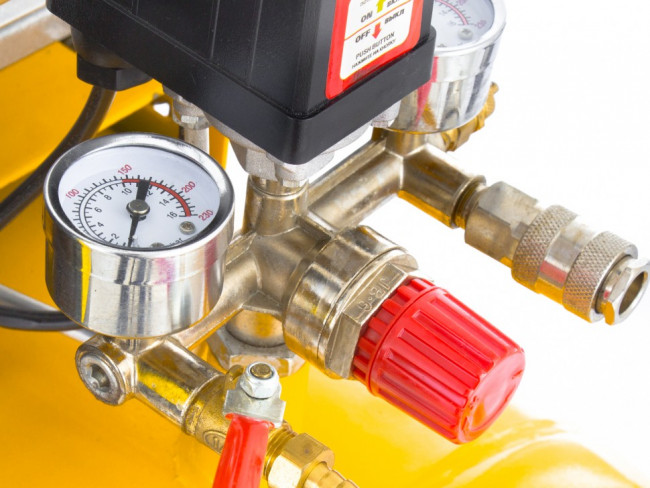 Компрессор масляный PC 3/100-504, ременный, производительность 504 л/м, мощность 3 кВт Denzel Компрессор масляный PC 3/100-504, ременный, производительность 504 л/м, мощность 3 кВт Denzel